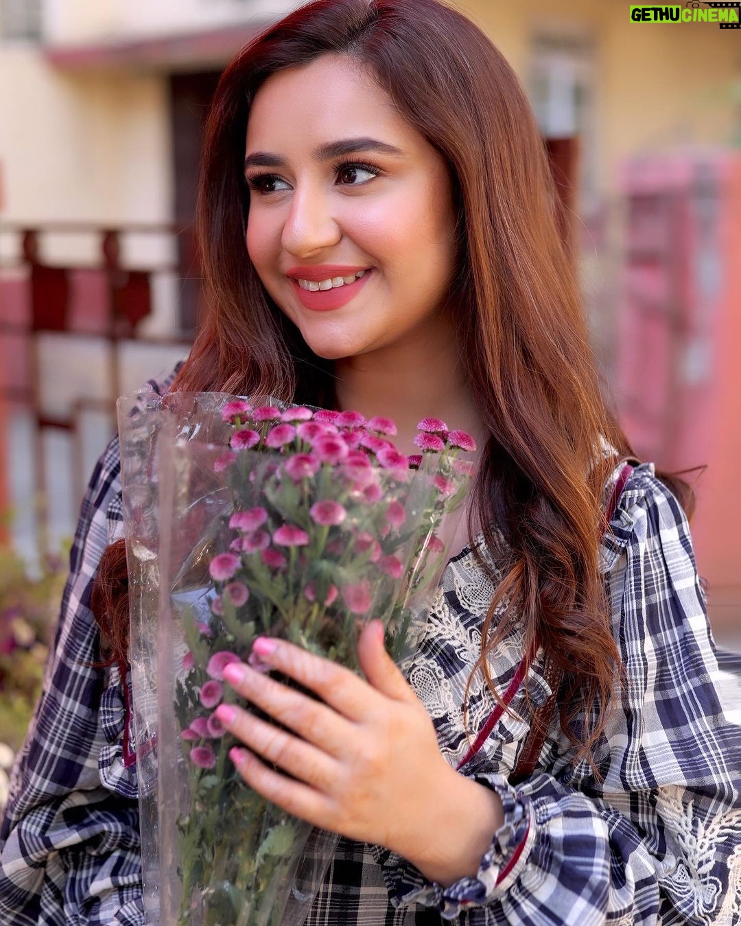 Sanaya Pithawalla Instagram - A flower a day keeps all your worries away 💗