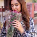 Sanaya Pithawalla Instagram - A flower a day keeps all your worries away 💗