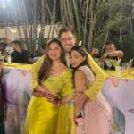 Sanaya Pithawalla Instagram - Day 1 sangeet photo dump 💛 with my mains ♥️ #shraddhawedsnikhil Mahalaxmi Racecourse