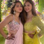 Sanaya Pithawalla Instagram - Day 1 sangeet photo dump 💛 with my mains ♥️ #shraddhawedsnikhil Mahalaxmi Racecourse