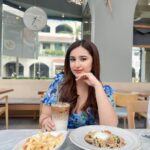 Sanaya Pithawalla Instagram - Bangkok cafe diaries 🩵💙 @goldcoastfilmsofficial