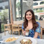 Sanaya Pithawalla Instagram - Bangkok cafe diaries 🩵💙 @goldcoastfilmsofficial