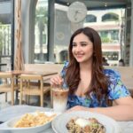 Sanaya Pithawalla Instagram - Bangkok cafe diaries 🩵💙 @goldcoastfilmsofficial