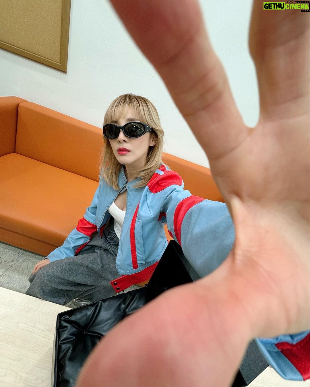 Sandara Park Instagram - 😎🖤 #maisonmargielaxgentlemonster