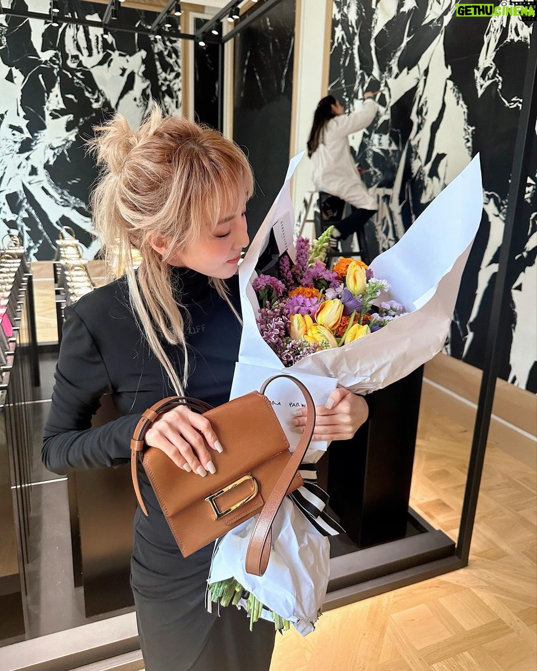 Sandara Park Instagram - Delvaux, my love 🤎 Paris, France