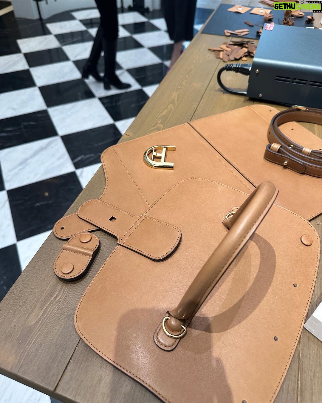 Sandara Park Instagram - Delvaux, my love 🤎 Paris, France