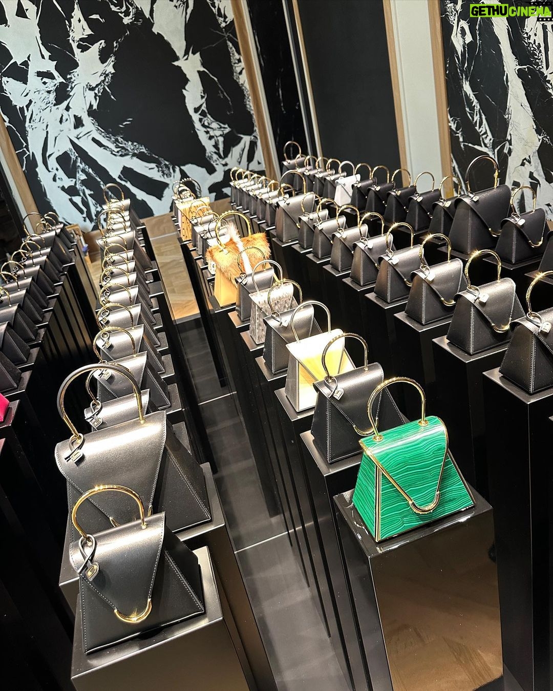 Sandara Park Instagram - Delvaux, my love 🤎 Paris, France