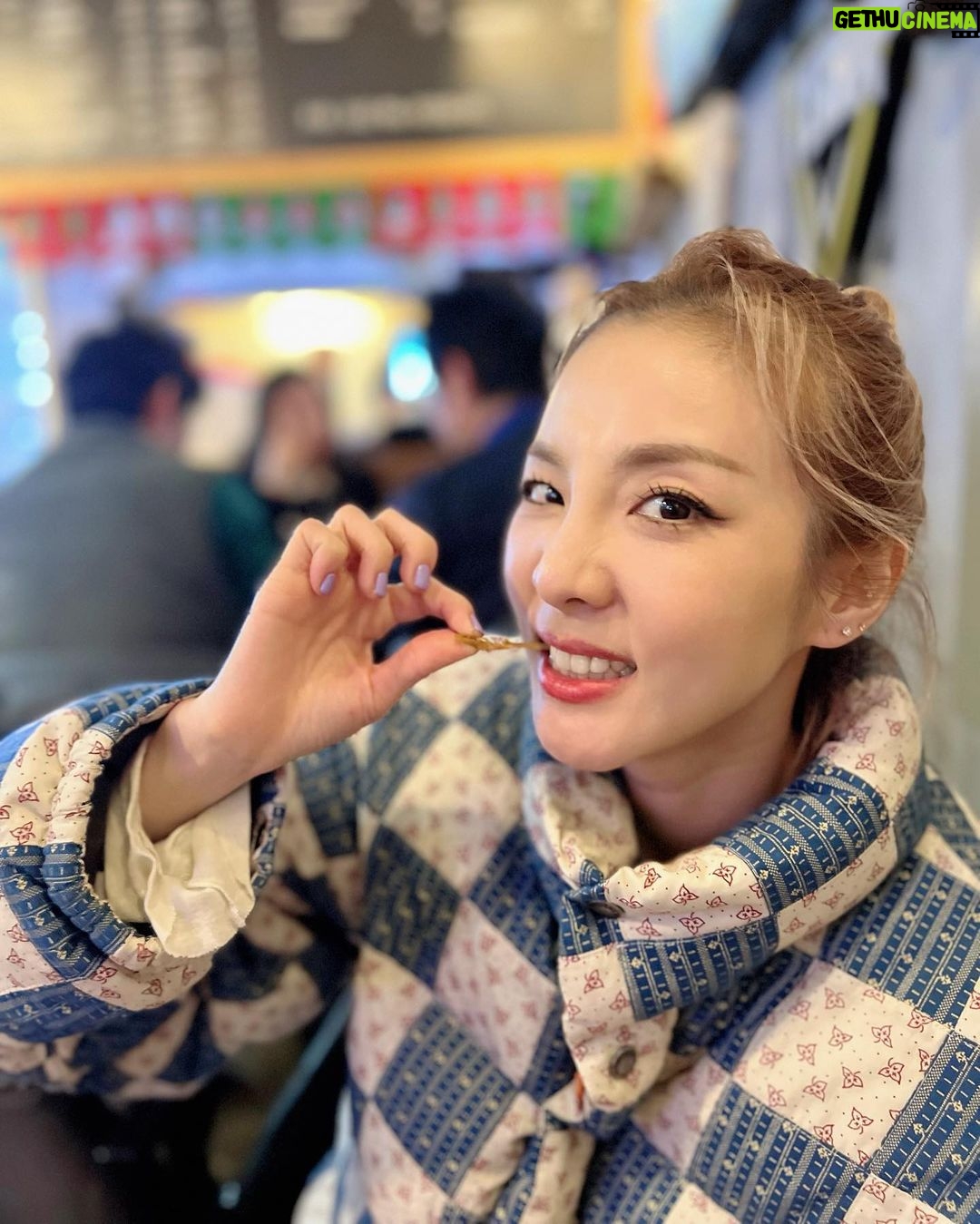 Sandara Park Instagram - PH-beer & K-pulutan 🍺😋👍 try nyo!!! 💘 #산미구엘 #먹태 #sanmiguel #driedpollack #sarap #walapangsanmiglightsakorea😭
