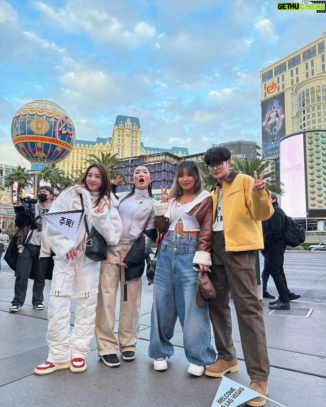 Sandara Park Instagram - 드디어~!!! 떼춤~!!! 🤸🏻♂️🇺🇸 #티빙 #TVING #DNAcers #댄서스 #산다라박 #이기광 #이대휘 #립제이 #아이키 #리헤이 #하리무 #퓨전엠씨 #절크패밀리 #에메트사운드 #한야 #다원즈 #독특크루 Las Vegas, Nevada