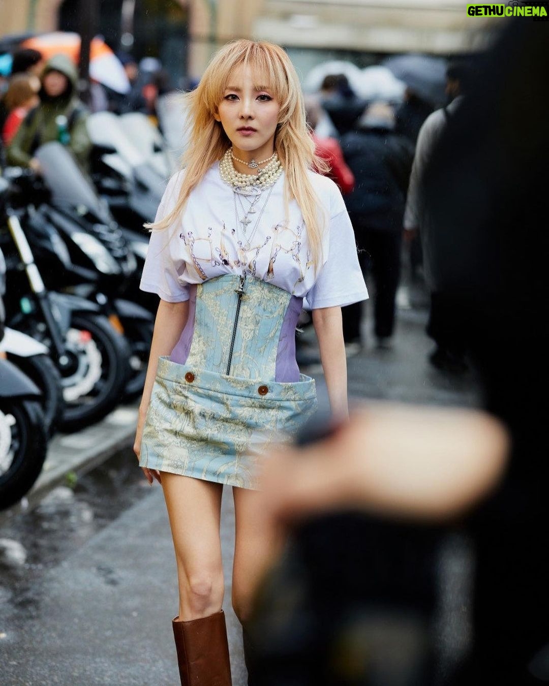Sandara Park Instagram - #Dara #SandaraPark #PFW #2024 @viviennewestwood photo by @jaylim1 Paris, France