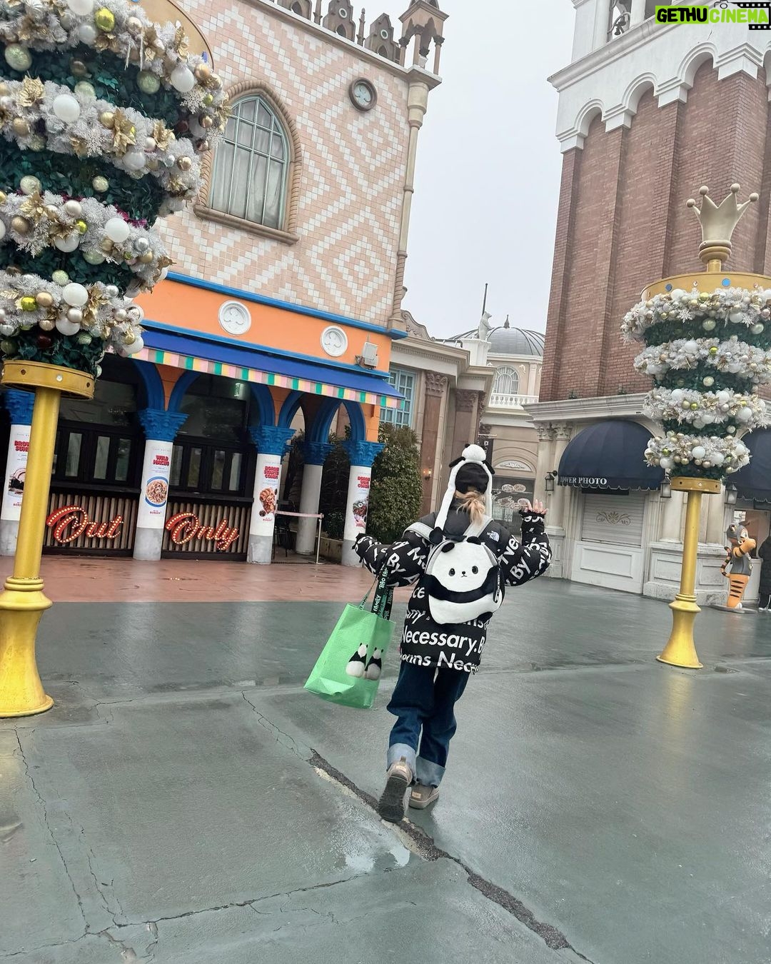 Sandara Park Instagram - 우리 푸 보내기전에 한번 더 보러 다녀왔다🐼🥹♥️ 우연히 마주친 송바오 할부지!!! 🤩 어딘가 수상해 보이는 관광객st 😎 맛뵈기로 넘 귀여운 러바옹 정면샷~!!! 😭😍 두번 줄서서 바오패밀리 전원 영접 성공하고🐼🐼🐼🐼🐼 굿즈도 사고 행복한 뒷모습💘 #바오패밀리 #자이언트판다 #판다 #러바오 #아이바오 #푸바오 #루이바오 #후이바오 #송바오 #산바오 ㅋㅋㅋ 에버랜드