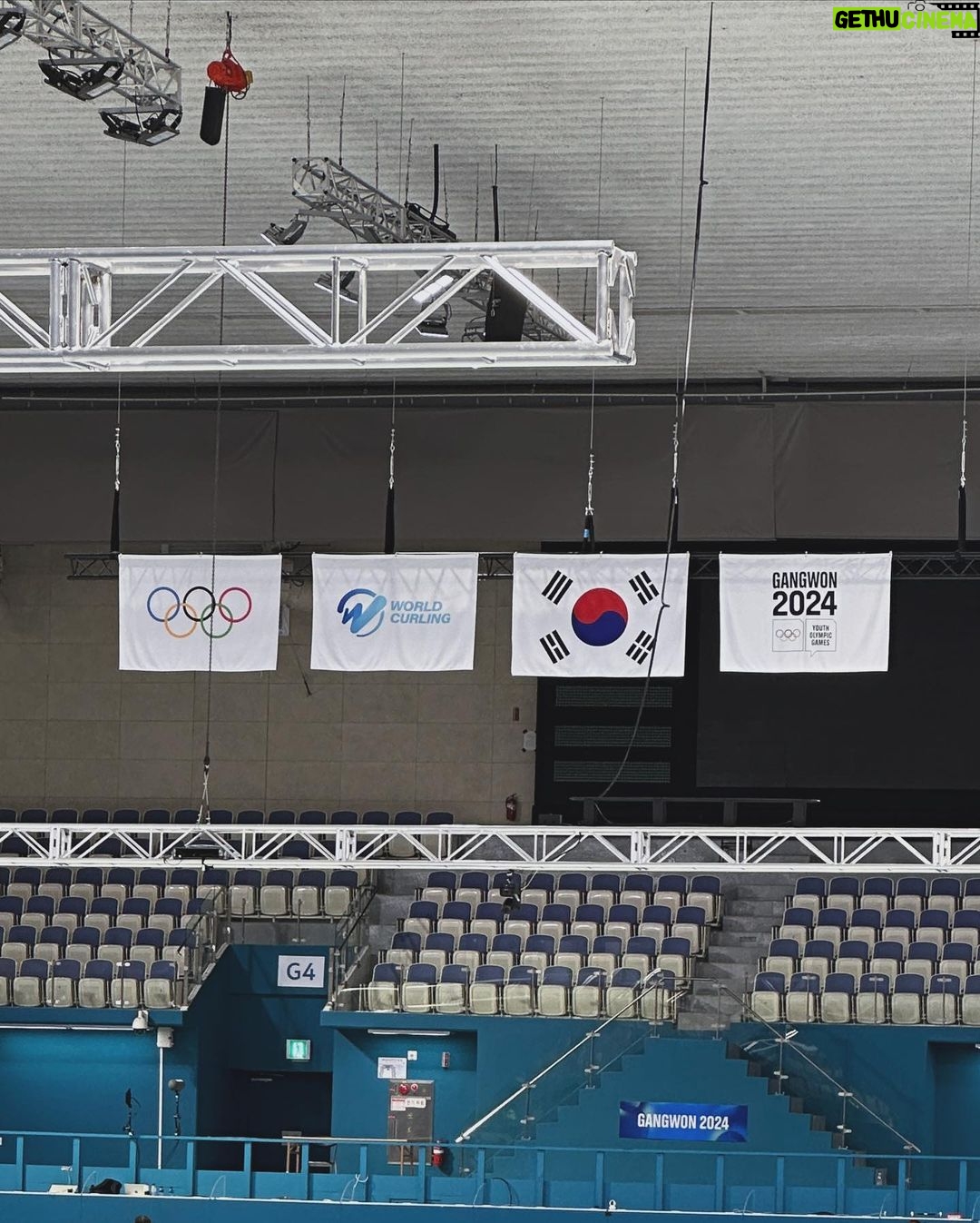 Sandara Park Instagram - 컬링 경기 실제로 처음 봤는데 우리 선수들 진짜 잘한다🥌🥹👍2024 강원 청소년올림픽대회! 자랑스러운 우리 나라 선수들 다 응원합니다~!!! 화이팅~!!! 뭉클🥹🙏🏻 대~한~민~국~!!! 🇰🇷👏🏻👏🏻👏🏻👏🏻👏🏻