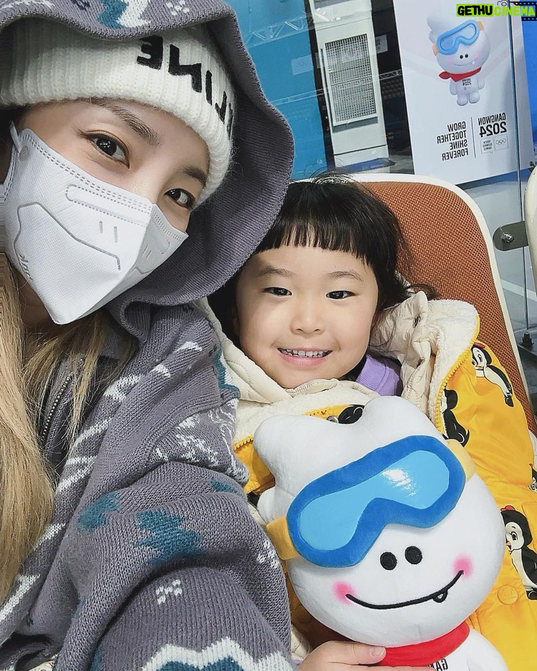 Sandara Park Instagram - 컬링 경기 실제로 처음 봤는데 우리 선수들 진짜 잘한다🥌🥹👍2024 강원 청소년올림픽대회! 자랑스러운 우리 나라 선수들 다 응원합니다~!!! 화이팅~!!! 뭉클🥹🙏🏻 대~한~민~국~!!! 🇰🇷👏🏻👏🏻👏🏻👏🏻👏🏻