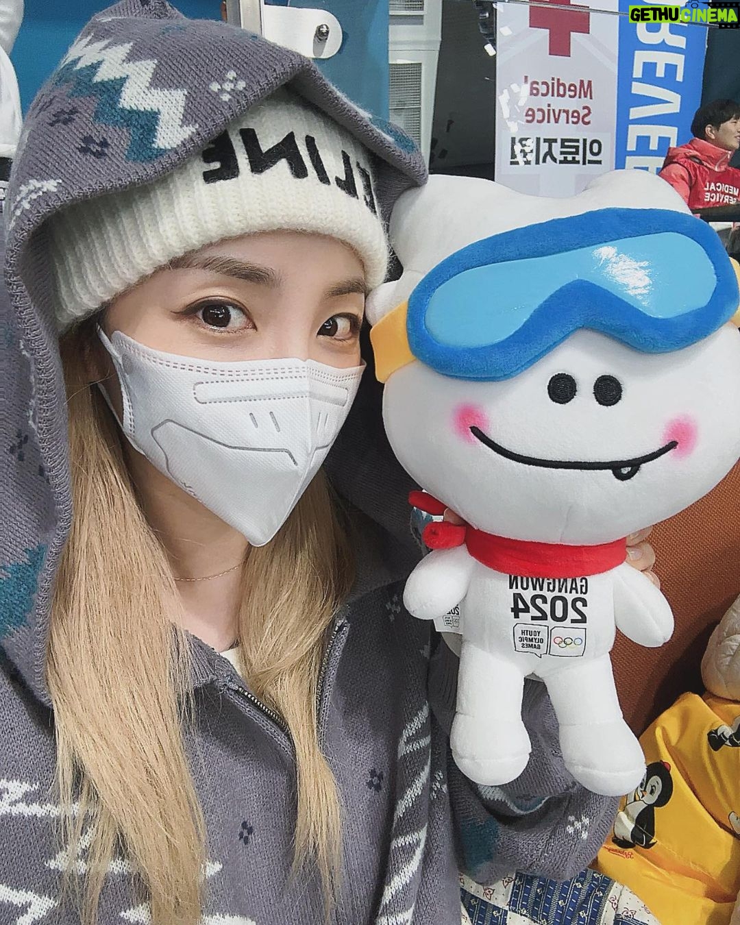 Sandara Park Instagram - 컬링 경기 실제로 처음 봤는데 우리 선수들 진짜 잘한다🥌🥹👍2024 강원 청소년올림픽대회! 자랑스러운 우리 나라 선수들 다 응원합니다~!!! 화이팅~!!! 뭉클🥹🙏🏻 대~한~민~국~!!! 🇰🇷👏🏻👏🏻👏🏻👏🏻👏🏻