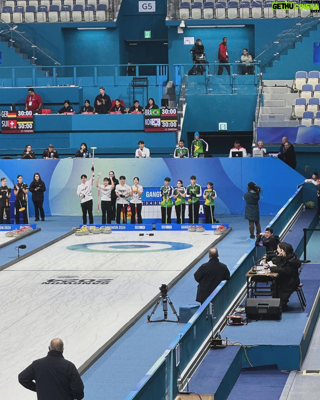 Sandara Park Instagram - 컬링 경기 실제로 처음 봤는데 우리 선수들 진짜 잘한다🥌🥹👍2024 강원 청소년올림픽대회! 자랑스러운 우리 나라 선수들 다 응원합니다~!!! 화이팅~!!! 뭉클🥹🙏🏻 대~한~민~국~!!! 🇰🇷👏🏻👏🏻👏🏻👏🏻👏🏻