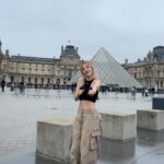 Sandara Park Instagram – 루브르 박물관 앞에서 Wop~!!! 
#Dara in #Paris #Louvre #Wop #SandaraPark #산다라박 #루브르 #파리 Louvre Museum Paris