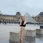 Sandara Park Instagram - 루브르 박물관 앞에서 Wop~!!! #Dara in #Paris #Louvre #Wop #SandaraPark #산다라박 #루브르 #파리 Louvre Museum Paris