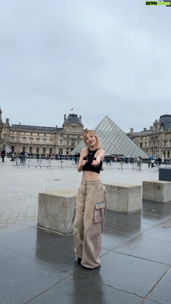 Sandara Park Instagram - 루브르 박물관 앞에서 Wop~!!! #Dara in #Paris #Louvre #Wop #SandaraPark #산다라박 #루브르 #파리 Louvre Museum Paris