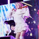 Sandara Park Instagram - 2023년의 마지막 무대를 즐겁게 마치고, 2024년의 첫번째 무대를 준비합니다~!!! 이따 만나~🤗🇹🇭 See you tonight Bangkok~!!! ♠️♥️ #서울가요대상 #SeoulMusicAwards