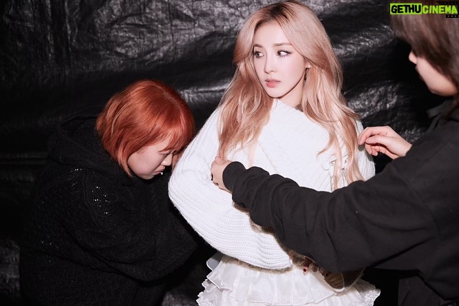 Sandara Park Instagram - Happy new year π₯³ 2024 JSW Countdown in Jeju πππ μ μ£Όμ νμλ Jeju Shinhwa World