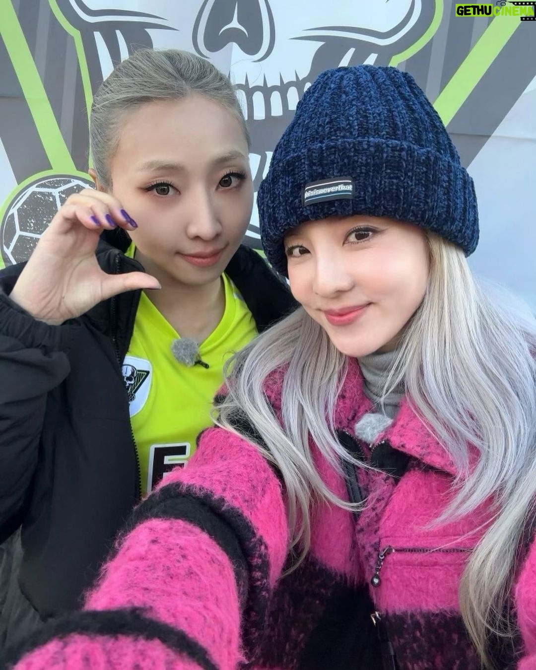 Sandara Park Instagram - 울 밍끼 축구경기 응원하러~!!! ⚽️ 너무 기특하다 울 막둥이 뭐든지 잘해내는 모습에 뭉클 ㅠㅠ #FC탑걸 항상 응원합니다!!!😭👍 #골때녀 처음가서 낯가리는 극극극 I 인 내옆에 오셔서 첨부터 끝까지 잘챙겨주신 극극극 E 바다언니도 넘 감사해용😀🧡 ㅋㅋㅋ