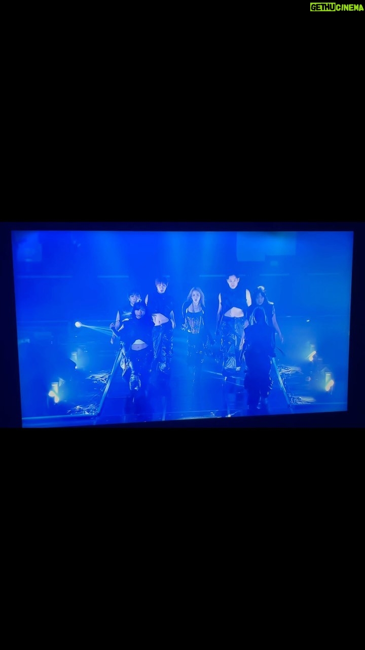 Sandara Park Instagram - #엄정화콘서트 #초대 Day1 & Day2 정화언니 콘서트에서, 정화언니 팬분들 앞에서 페스티벌을 부른다는게 정말 떨렸는데! 팬들은 가수 닮는다잖아요?! 템테이션분들이 너무 뜨겁게 환영해주셔서 행복하게 무대를 잘 마쳤어요~!!! 😍👏🏻👏🏻👏🏻 너무 감사합니당~!!! 무대위에서도, 객석에서도 행복했던 나 히히히 아직도 콘서트 후유증에 하루종일 정화언니 노래만 듣구있다😁💘