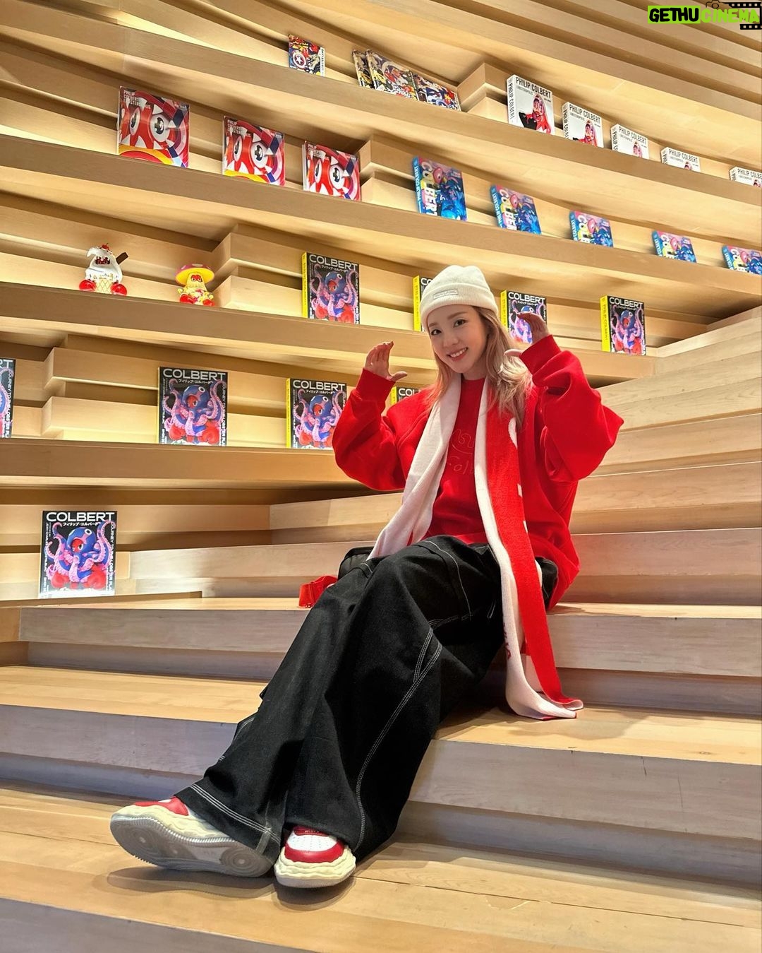 Sandara Park Instagram - Thank you so much @philipcolbert 🦞 @adv_label and Blackjack Taiwan for the beautiful memory♥️♠️ I want to come back to Taiwan as soon as I can! Ai ni, Xiang ni 🥹🙏🏻👋🏻 Taipei, Taiwan