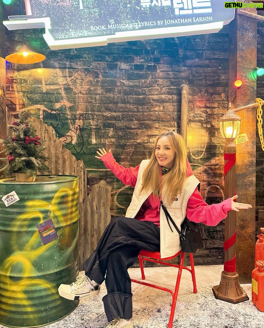 Sandara Park Instagram - 뮤지컬 #렌트 첫관람~!!! 👏🏻👏🏻👏🏻 ❤️💚💛💙