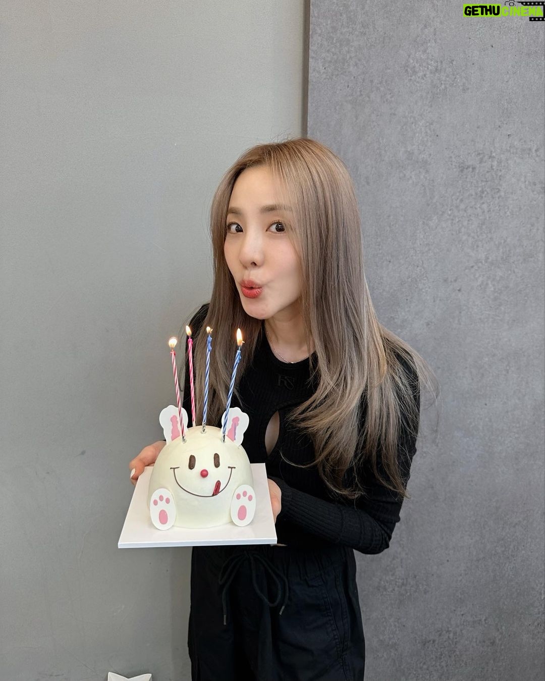 Sandara Park Instagram - Thank you for all the greetings 🎂🥳🥰 love you all~!!! #bdayweek🎉