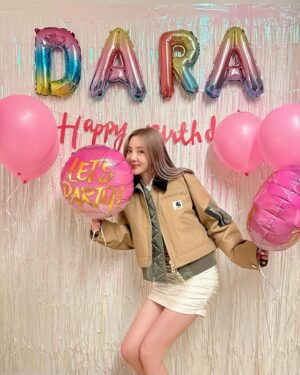 Sandara Park Instagram - 사랑하는 사람들과 함께한 생일 🥳🎂🎊🎉🎈🎁💘🥹 #SweetDARADARAday