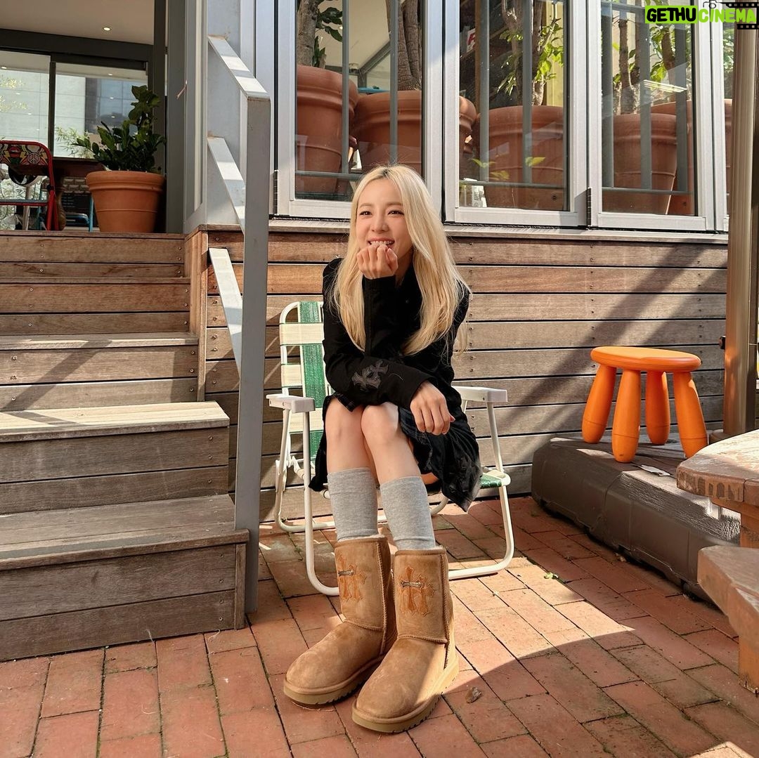 Sandara Park Instagram - 이제 11월이니까 어그 신어야지🍂🍁🔜❄️☃️