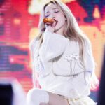 Sandara Park Instagram - 2023년의 마지막 무대를 즐겁게 마치고, 2024년의 첫번째 무대를 준비합니다~!!! 이따 만나~🤗🇹🇭 See you tonight Bangkok~!!! ♠️♥️ #서울가요대상 #SeoulMusicAwards
