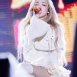 Sandara Park Instagram - 2023년의 마지막 무대를 즐겁게 마치고, 2024년의 첫번째 무대를 준비합니다~!!! 이따 만나~🤗🇹🇭 See you tonight Bangkok~!!! ♠️♥️ #서울가요대상 #SeoulMusicAwards