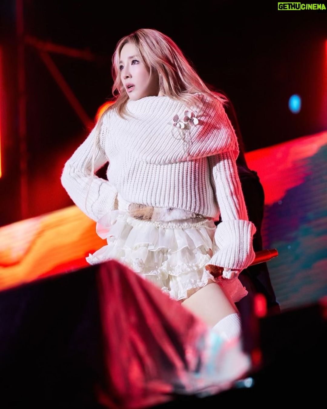 Sandara Park Instagram - 2023년의 마지막 무대를 즐겁게 마치고, 2024년의 첫번째 무대를 준비합니다~!!! 이따 만나~🤗🇹🇭 See you tonight Bangkok~!!! ♠️♥️ #서울가요대상 #SeoulMusicAwards