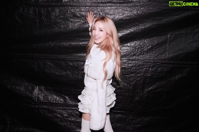 Sandara Park Instagram - Happy new year π₯³ 2024 JSW Countdown in Jeju πππ μ μ£Όμ νμλ Jeju Shinhwa World