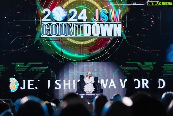 Sandara Park Instagram - Happy new year π₯³ 2024 JSW Countdown in Jeju πππ μ μ£Όμ νμλ Jeju Shinhwa World