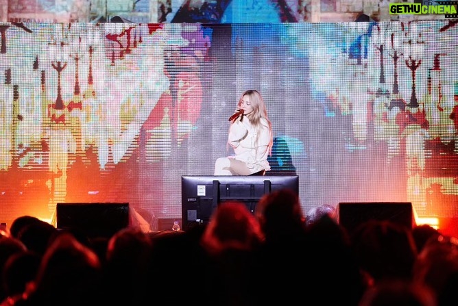 Sandara Park Instagram - Happy new year π₯³ 2024 JSW Countdown in Jeju πππ μ μ£Όμ νμλ Jeju Shinhwa World