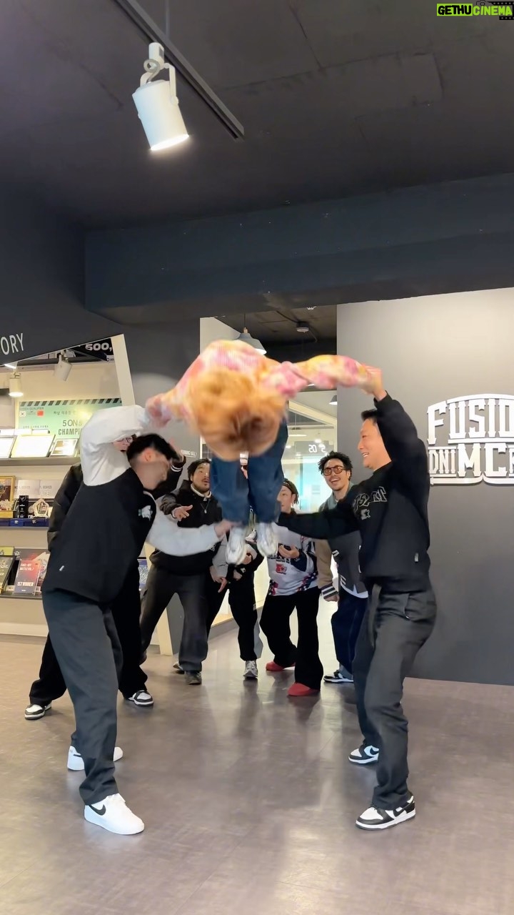 Sandara Park Instagram - Cypher with the world-class B-boy crew! Fusion MC π€Έπ»ββοΈπ₯π₯π₯ #μ°λ€λΌλ° #ν¨μ μ μ¨ #Dara #Fusionmc #Fire #λλμ¬λν΄μ #λλμ¬λν΄μ ππ