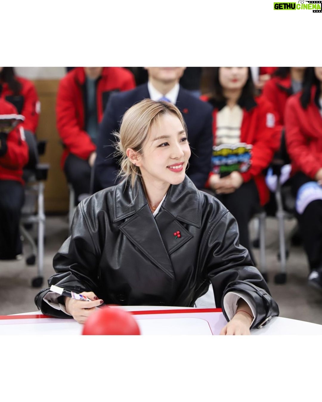 Sandara Park Instagram - #사랑의열매 홍보대사로 활동하게 돼서 너무 기쁘고 영광이에요~ 😀🙏🏻 앞으로도 여러분들과 함께 밝은 에너지, 즐거움과 따듯함을 나눌수 있는 가수로 그리고 사랑의열매 홍보대사로 열심히 활동할게요. 사랑의 온도탑이 100도가 될수 있도록 많은 관심 부탁드려요. ♥️🔥 우리 모두 주변에 사랑하는 사람들을 챙기면서 따듯한 연말 그리고 희망찬 새해 맞이해요~!!! 🥰🎉
