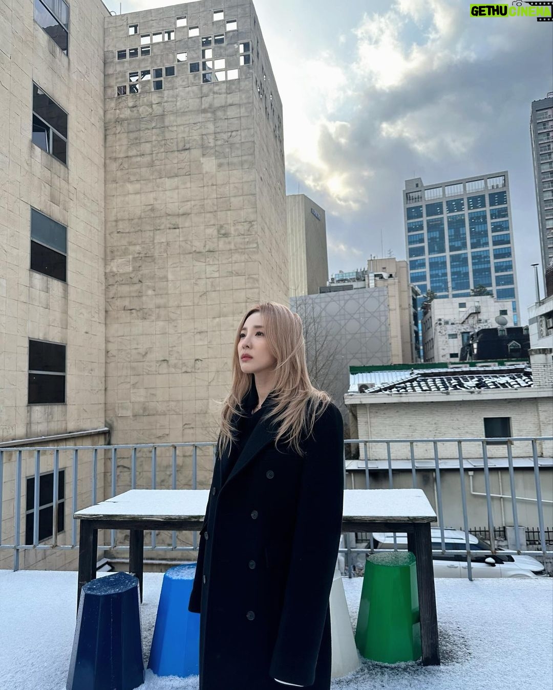 Sandara Park Instagram - 올겨울 제대로된 첫눈 ❄️☃️ 펑펑 내리는 눈이 아름답기도, 쓸쓸하기도