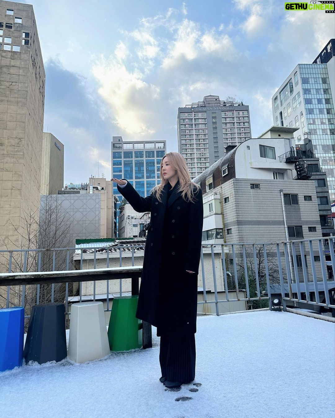 Sandara Park Instagram - 올겨울 제대로된 첫눈 ❄️☃️ 펑펑 내리는 눈이 아름답기도, 쓸쓸하기도