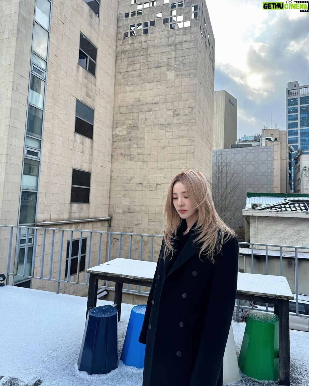 Sandara Park Instagram - 올겨울 제대로된 첫눈 ❄️☃️ 펑펑 내리는 눈이 아름답기도, 쓸쓸하기도