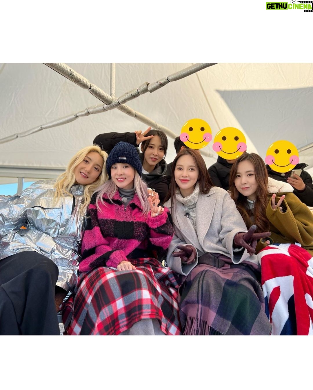Sandara Park Instagram - 울 밍끼 축구경기 응원하러~!!! ⚽️ 너무 기특하다 울 막둥이 뭐든지 잘해내는 모습에 뭉클 ㅠㅠ #FC탑걸 항상 응원합니다!!!😭👍 #골때녀 처음가서 낯가리는 극극극 I 인 내옆에 오셔서 첨부터 끝까지 잘챙겨주신 극극극 E 바다언니도 넘 감사해용😀🧡 ㅋㅋㅋ