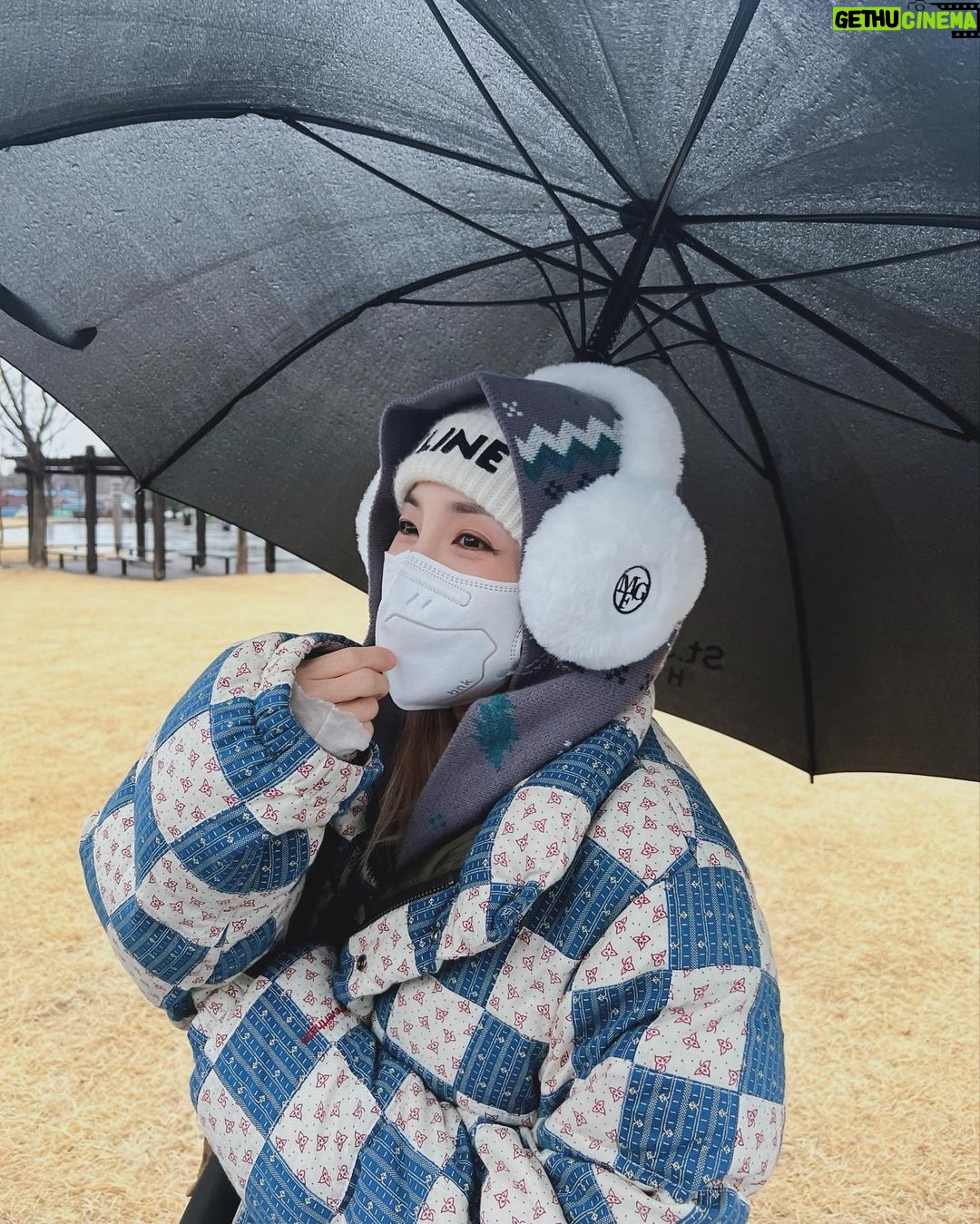 Sandara Park Instagram - 컬링 경기 실제로 처음 봤는데 우리 선수들 진짜 잘한다🥌🥹👍2024 강원 청소년올림픽대회! 자랑스러운 우리 나라 선수들 다 응원합니다~!!! 화이팅~!!! 뭉클🥹🙏🏻 대~한~민~국~!!! 🇰🇷👏🏻👏🏻👏🏻👏🏻👏🏻