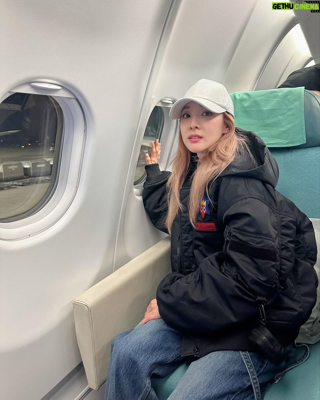 Sandara Park Instagram - 출장끝내고 집에가던길~✈️ 요즘엔 비행공포증 많이 극복해서 잠도 잘자고 기내식도 잘 먹고 영화도 보고 하늘구경도 한다😄🥹👍 이제 비행을 좀 즐겨볼까보다~!!! 즐기자~!!! Taipei Taoyuan International Airport