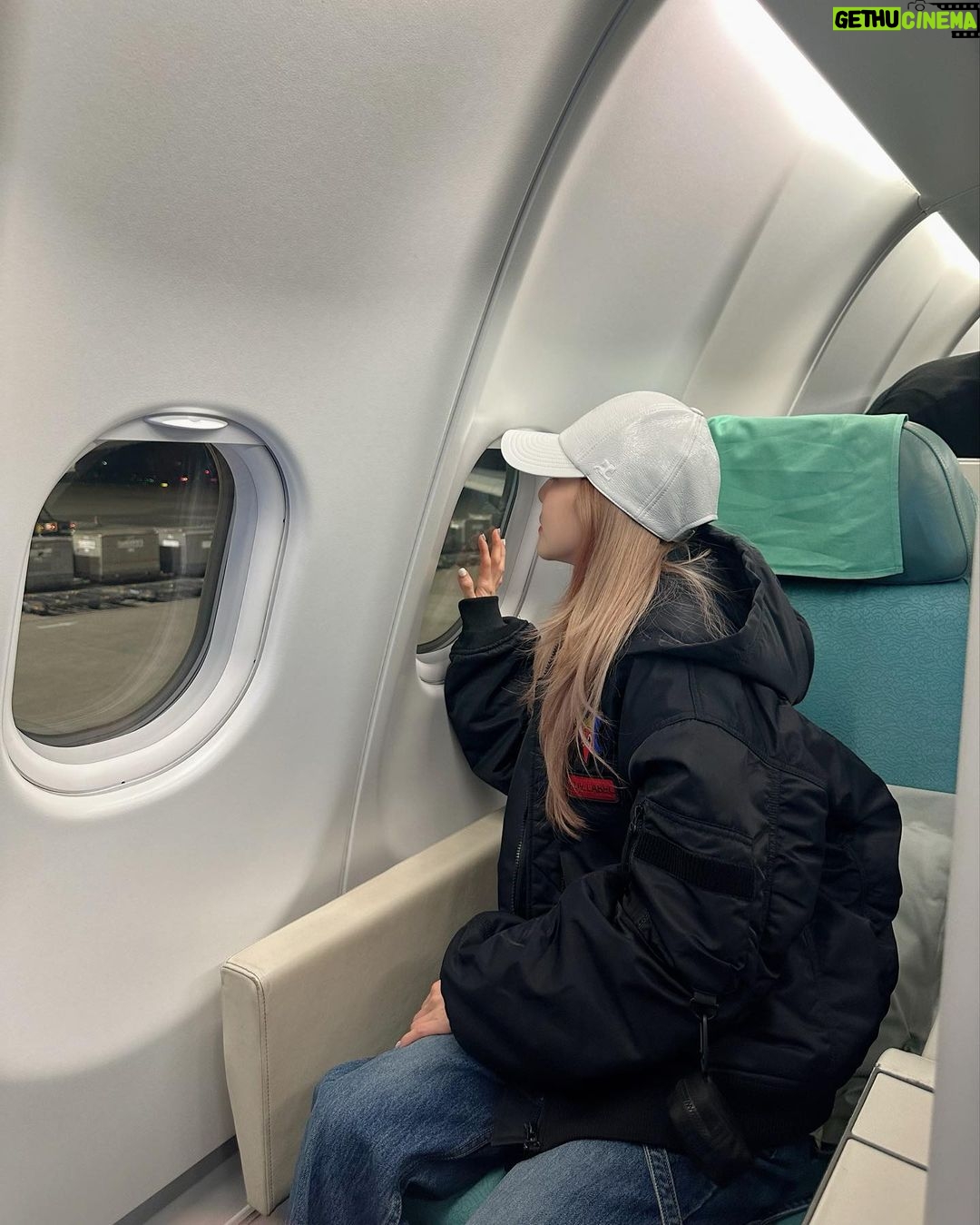 Sandara Park Instagram - 출장끝내고 집에가던길~✈️ 요즘엔 비행공포증 많이 극복해서 잠도 잘자고 기내식도 잘 먹고 영화도 보고 하늘구경도 한다😄🥹👍 이제 비행을 좀 즐겨볼까보다~!!! 즐기자~!!! Taipei Taoyuan International Airport