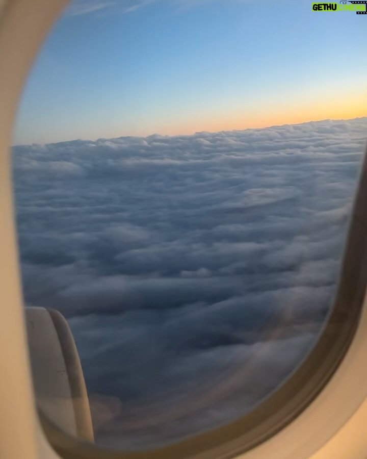 Sandara Park Instagram - 출장끝내고 집에가던길~✈️ 요즘엔 비행공포증 많이 극복해서 잠도 잘자고 기내식도 잘 먹고 영화도 보고 하늘구경도 한다😄🥹👍 이제 비행을 좀 즐겨볼까보다~!!! 즐기자~!!! Taipei Taoyuan International Airport