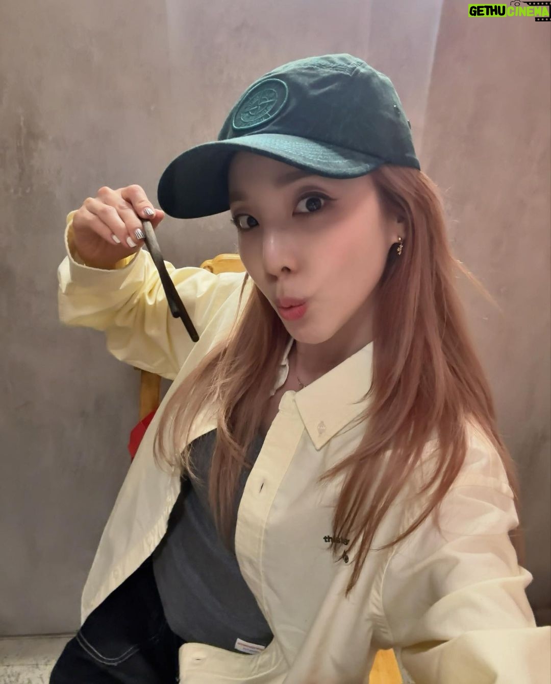Sandara Park Instagram - My 1st meal in Taipei 🍲🥢😋hot pot 🌶️🔥 Taipei, Taiwan