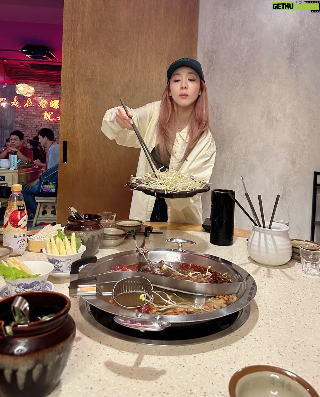 Sandara Park Instagram - My 1st meal in Taipei 🍲🥢😋hot pot 🌶️🔥 Taipei, Taiwan