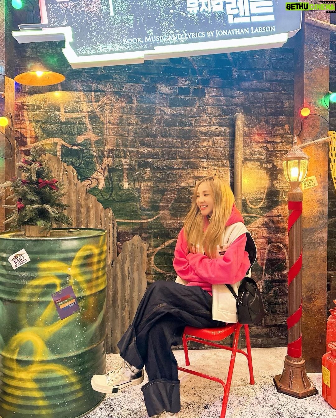 Sandara Park Instagram - 뮤지컬 #렌트 첫관람~!!! 👏🏻👏🏻👏🏻 ❤️💚💛💙